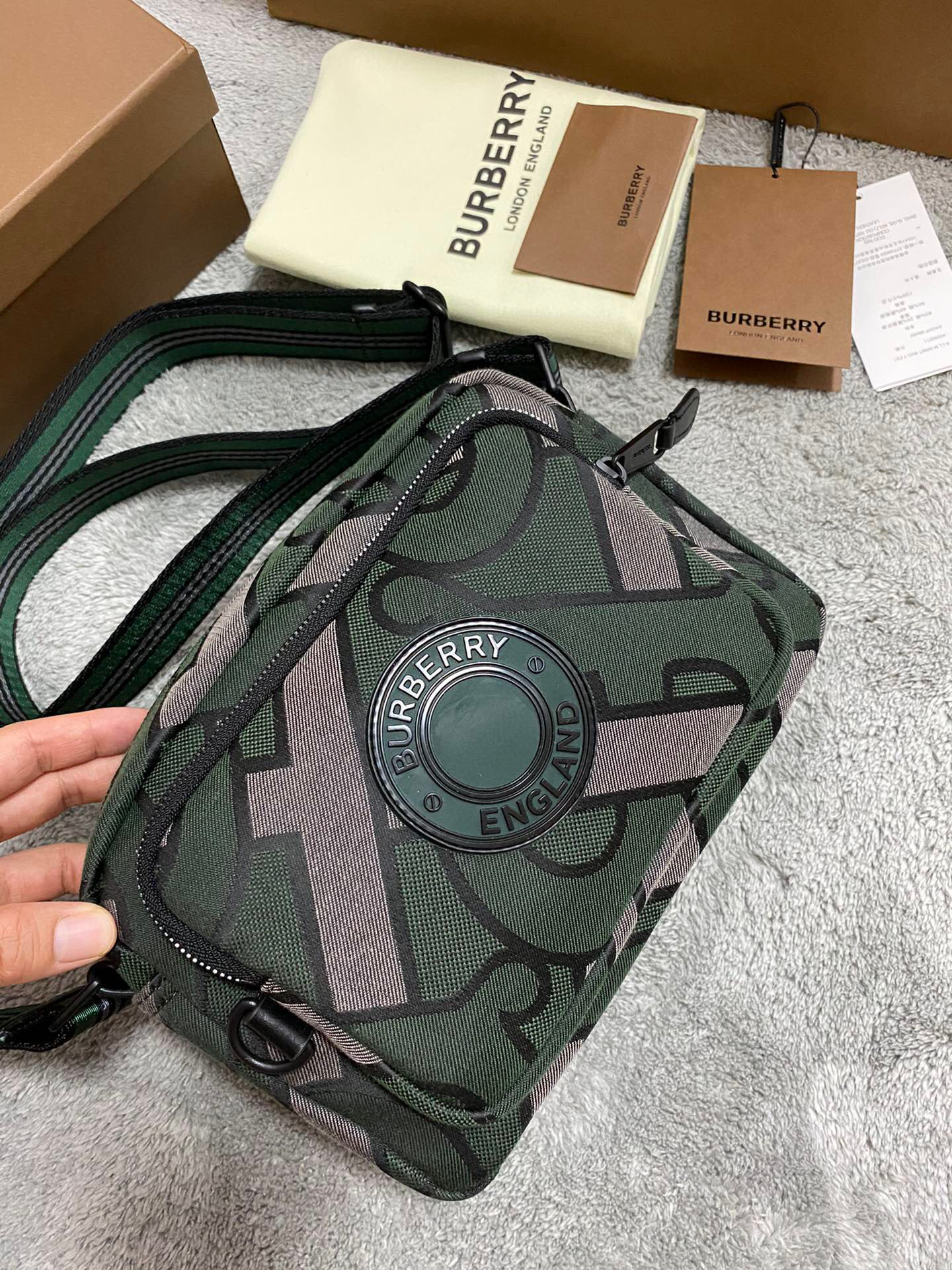 버버리 남자 크로스백