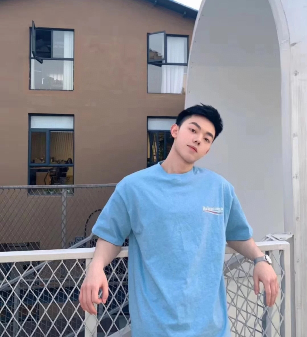 발렌시아가 남녀공용 반팔티