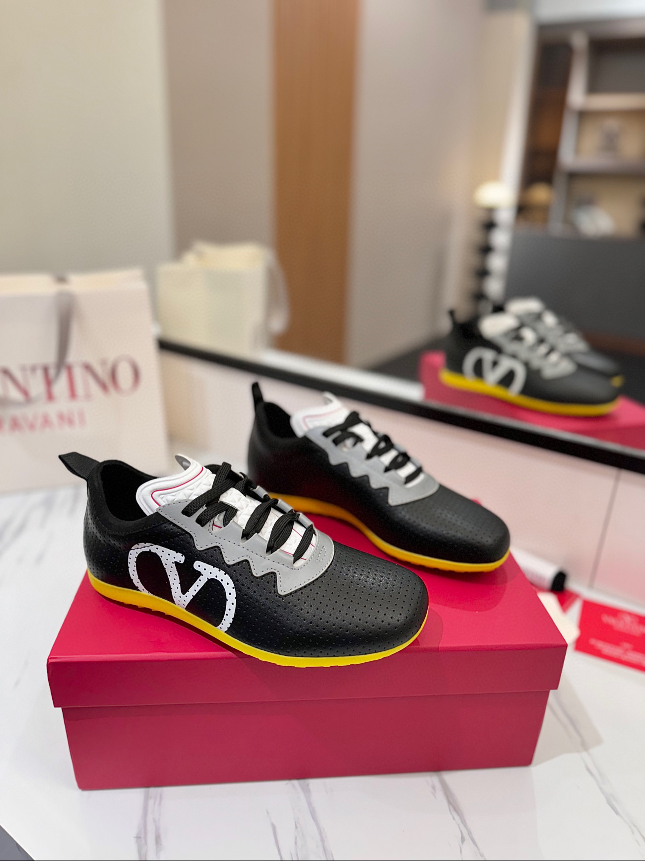 발렌티노 남녀공용 스니커즈 신발 운동화
