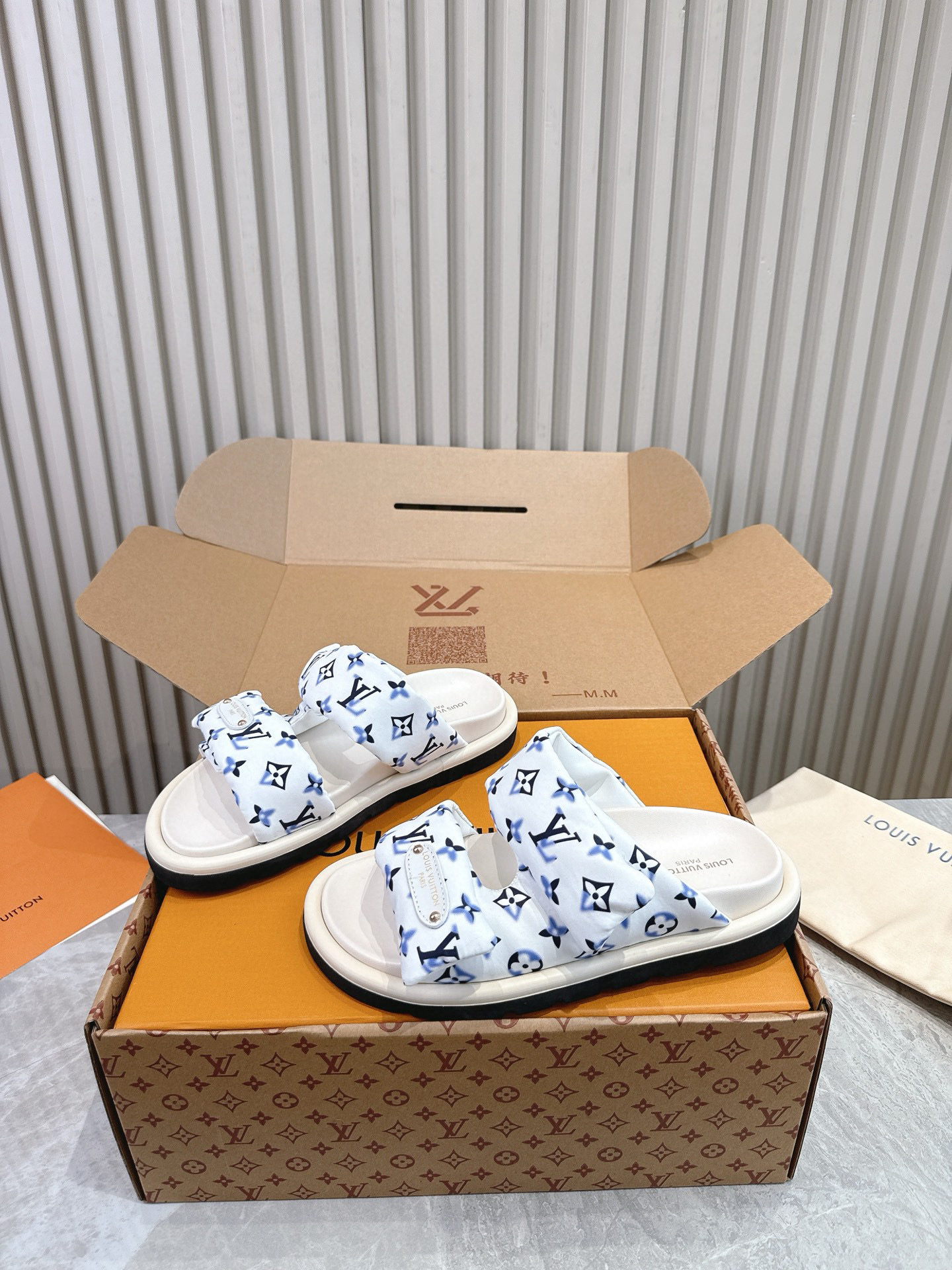 루이비통 남여 공용 슬리퍼