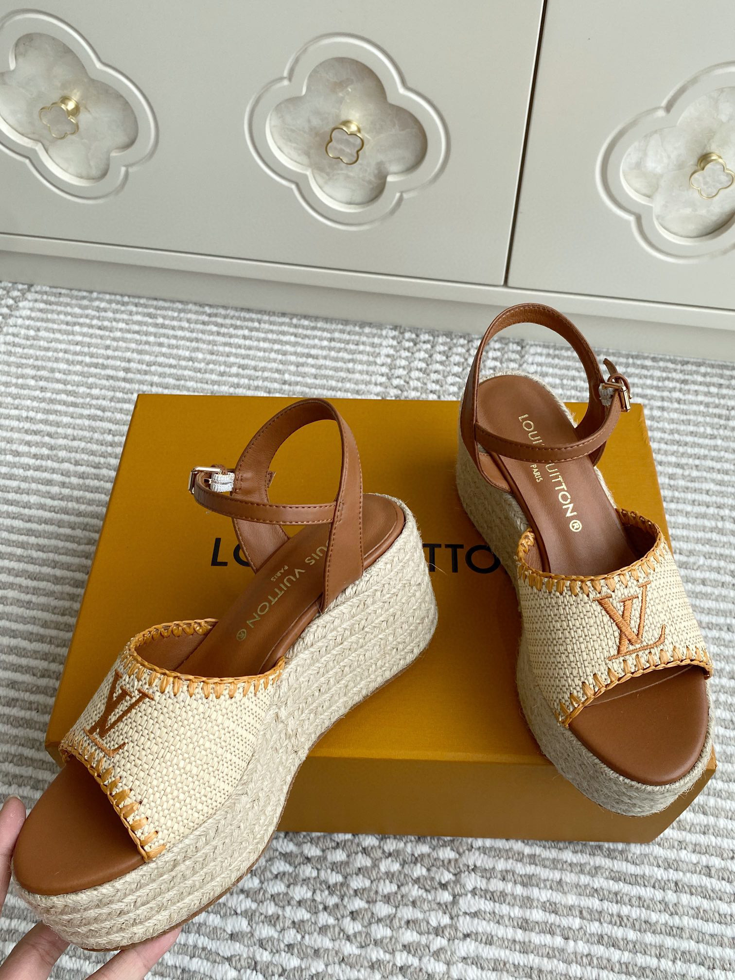 루이비통 여자 샌들 7.5cm