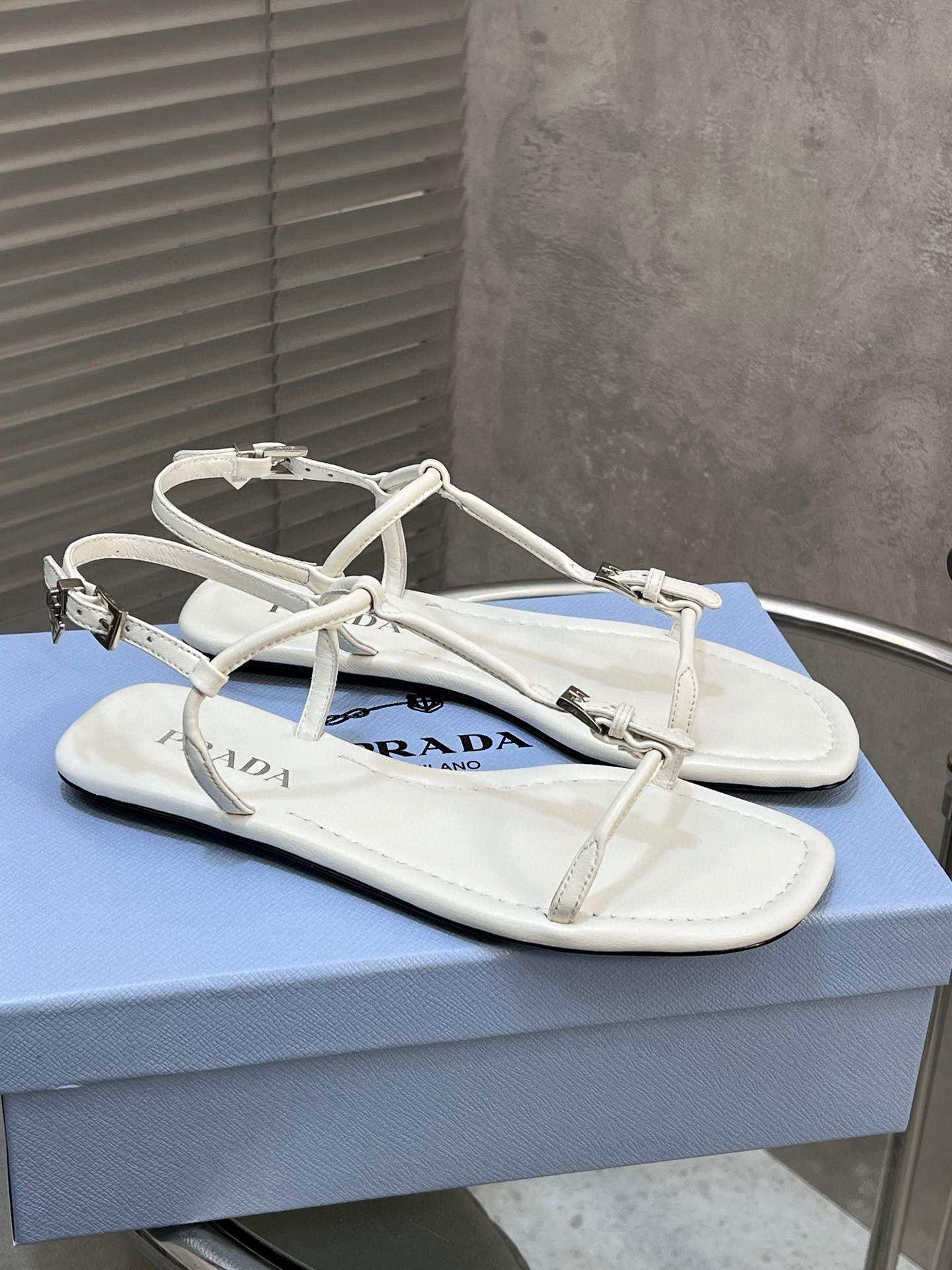 프라다 여자 샌들