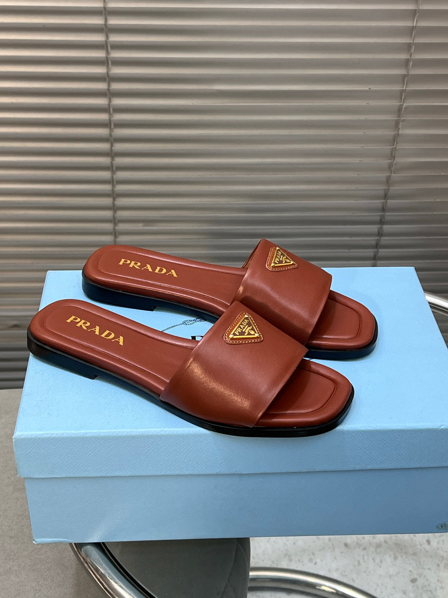 프라다 여자 슬리퍼