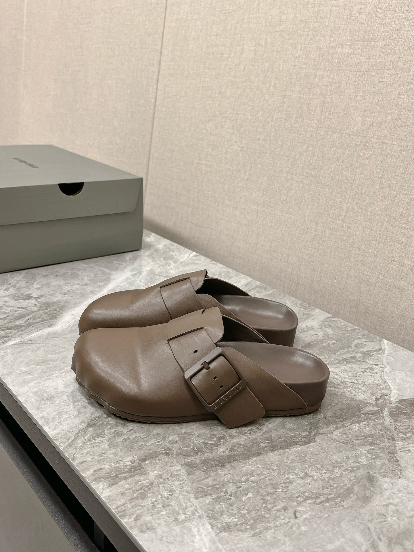 발렌시아가 남녀공용 슬리퍼