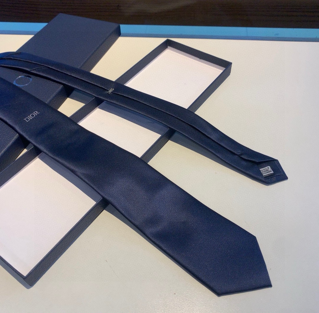 디올 넥타이