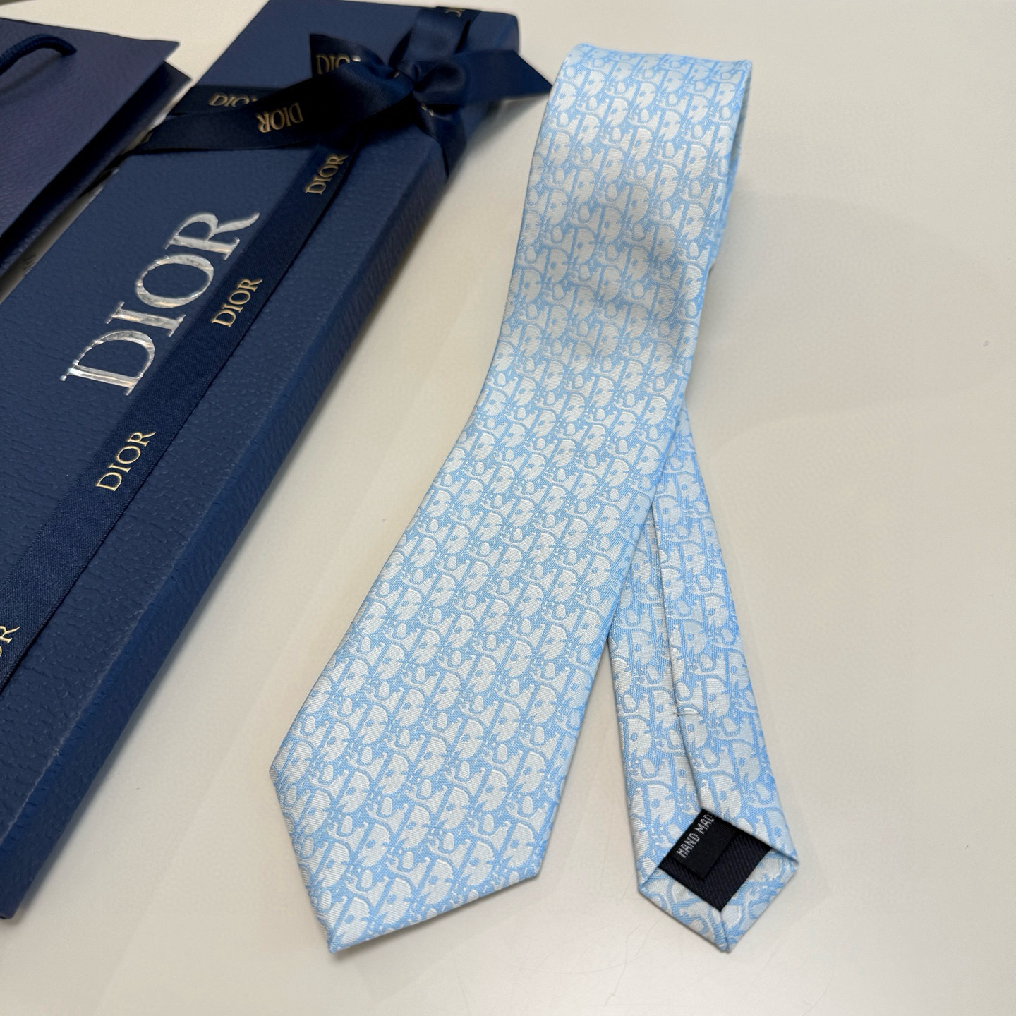 디올 넥타이
