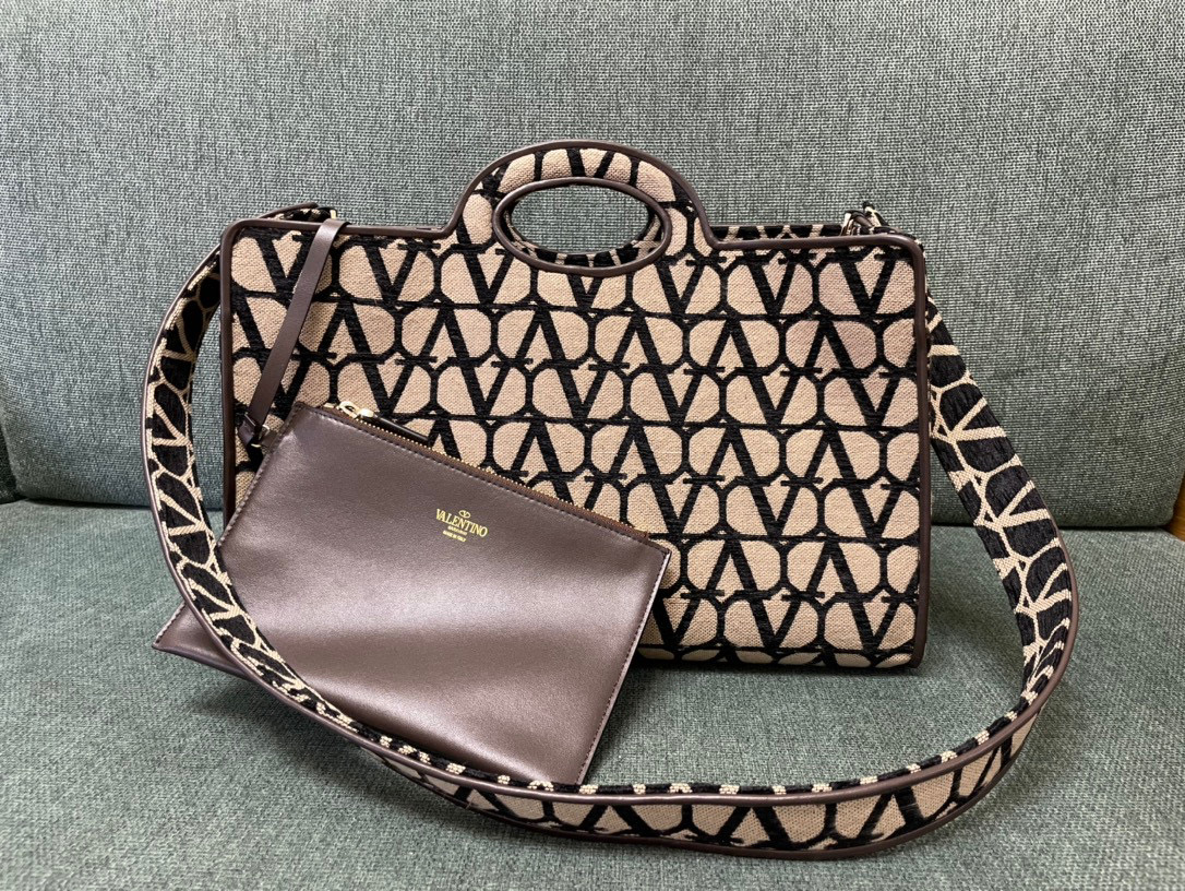 발렌티노 가라바니  여자가방 2023