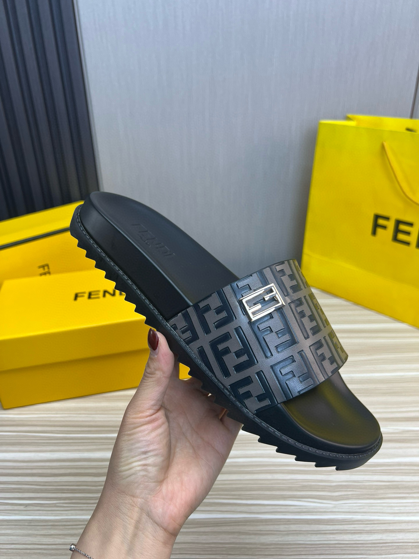 펜디 남자 슬리퍼
