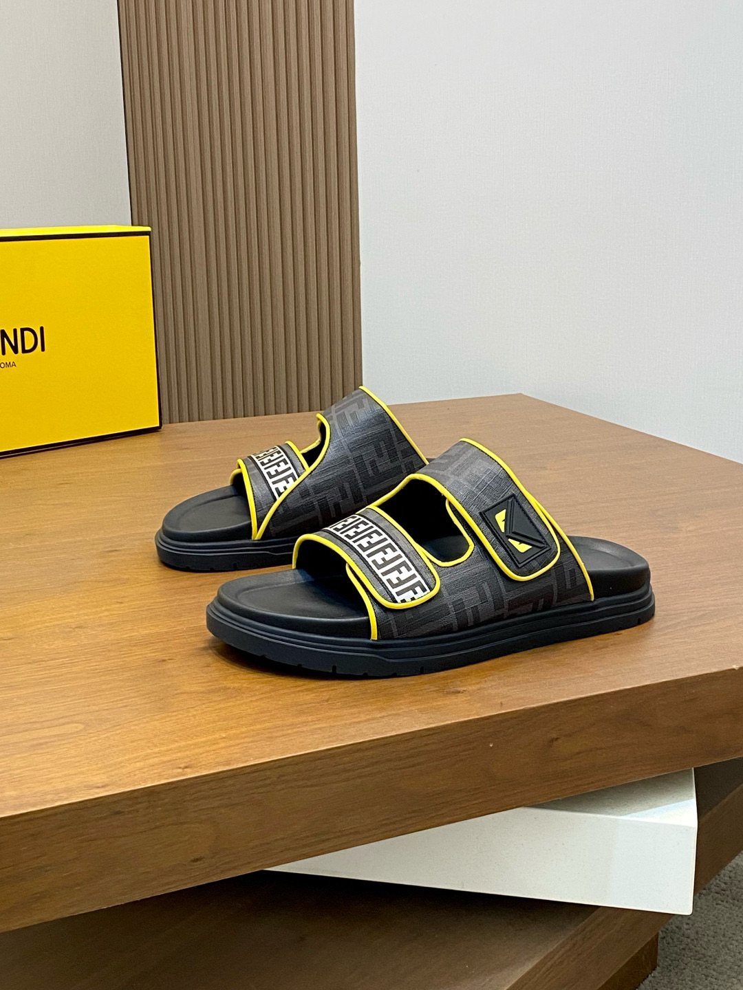 펜디 남자 슬리퍼