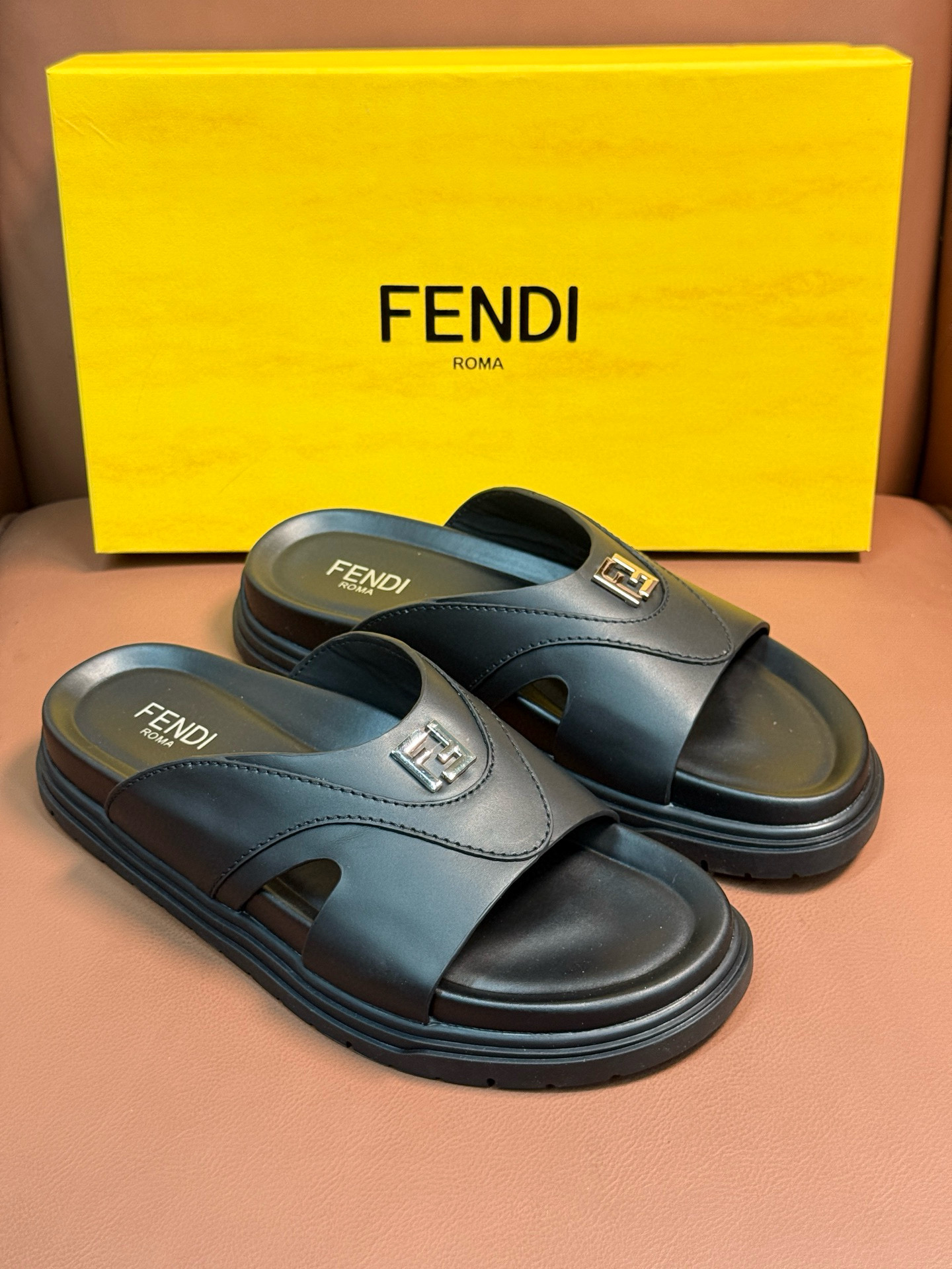 펜디 남자 슬리퍼