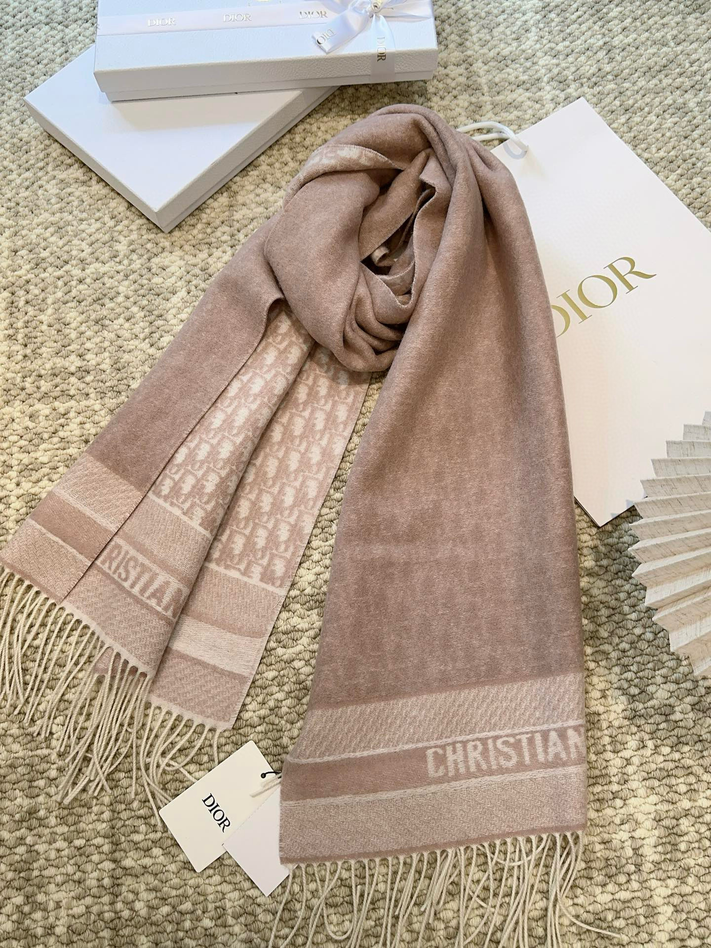 디올 스카프