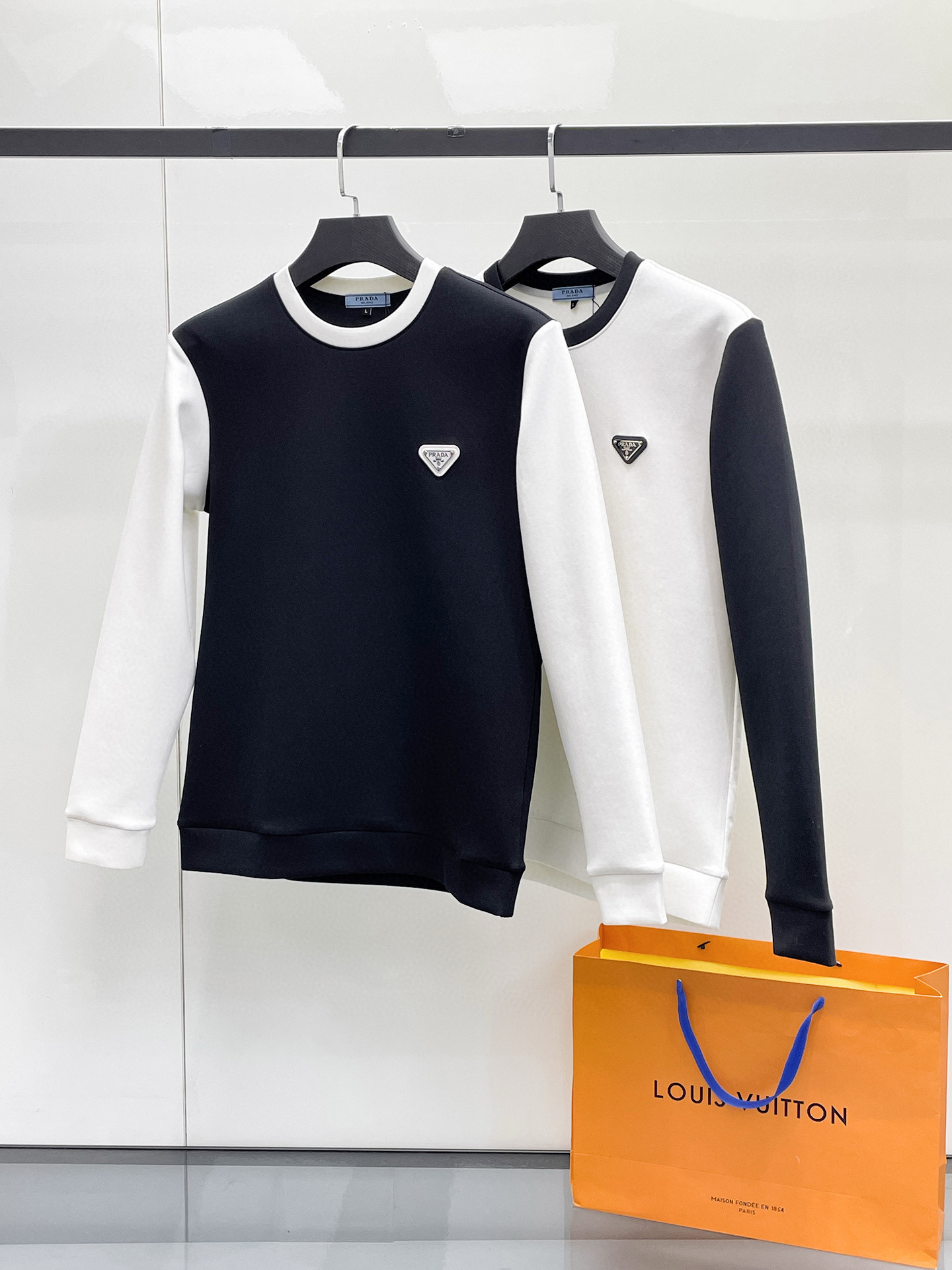 프라다 남자 맨투맨 2컬러